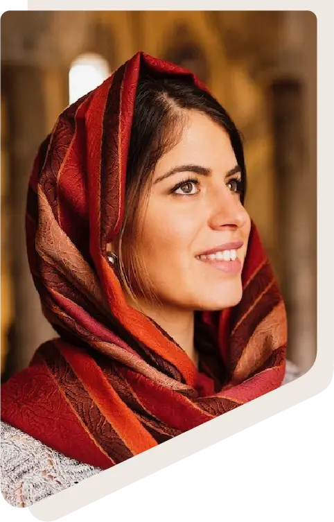 Femme avec un foulard coloré.